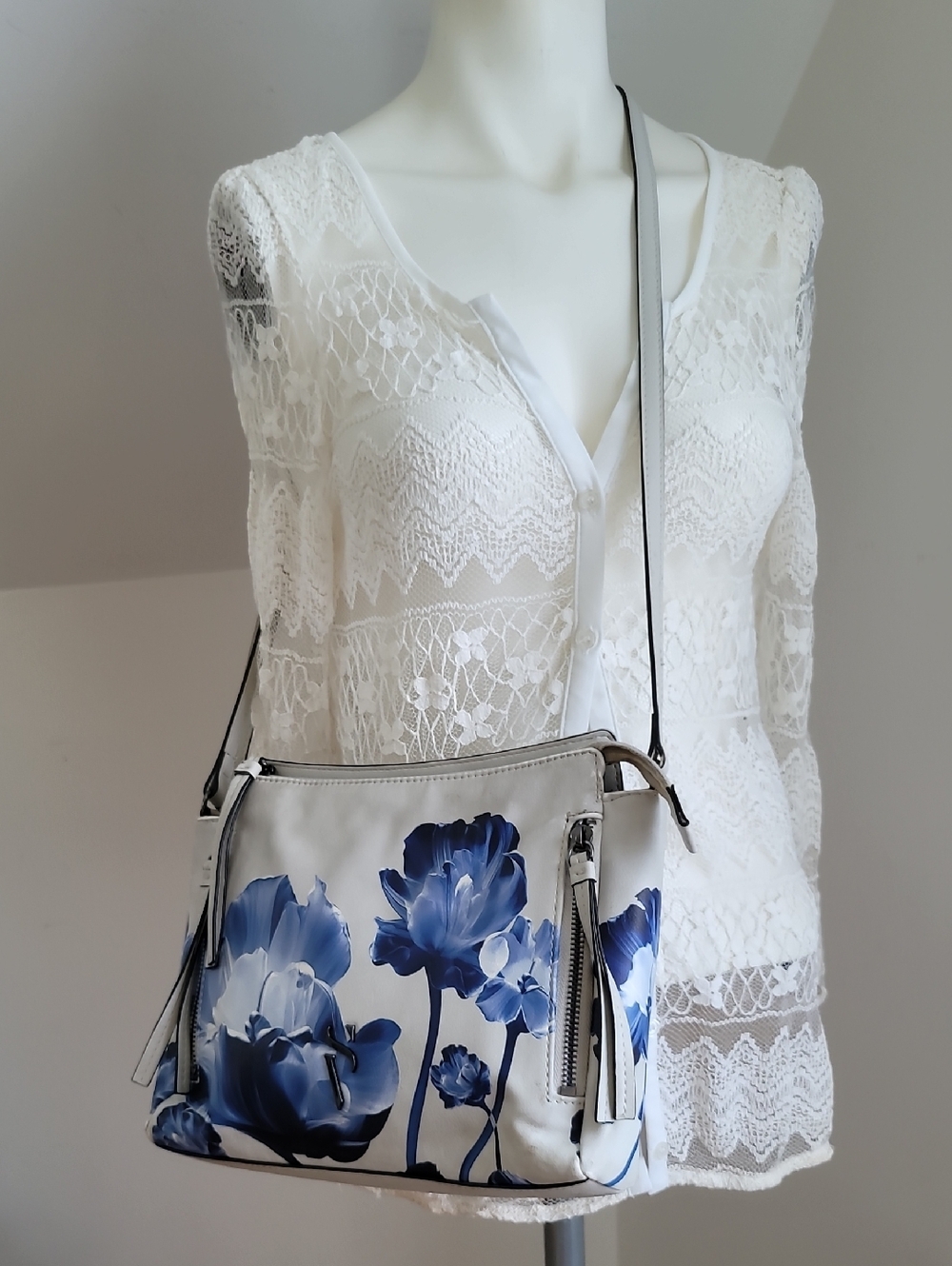 Simply Vera Vera Wang Cara Crossbody Bag. Blue Floral On Light Gray PU - Picture 5 of 14